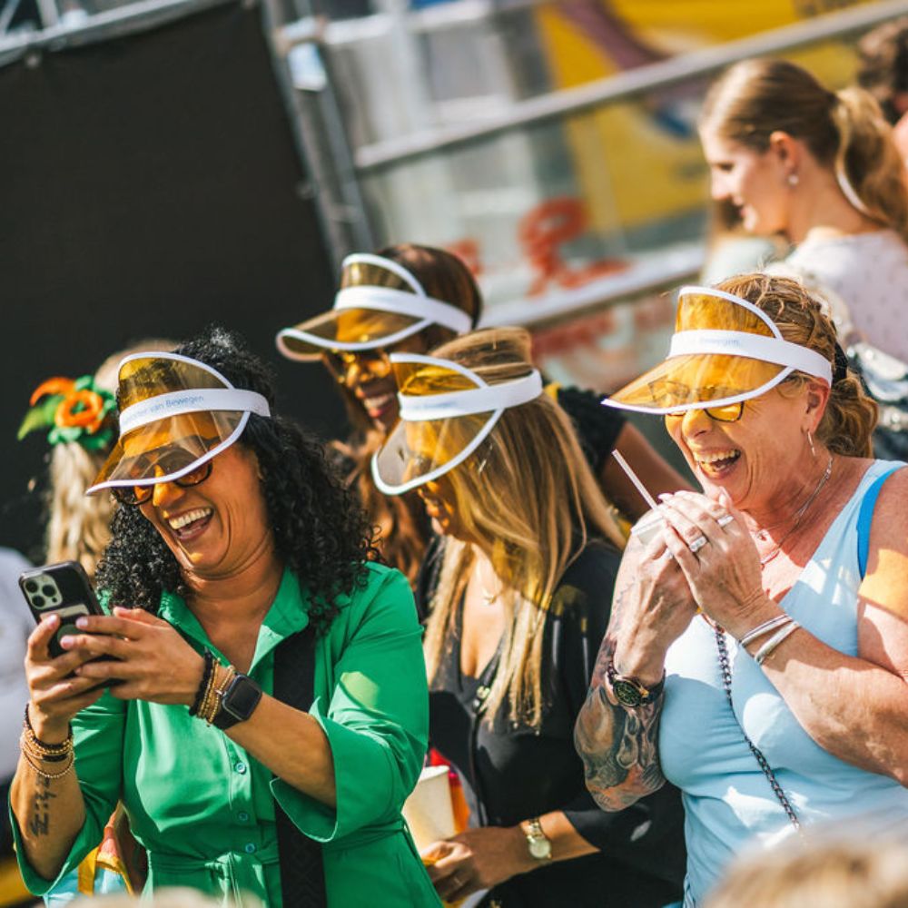 NS-medewerkers in gele kleding op een evenement