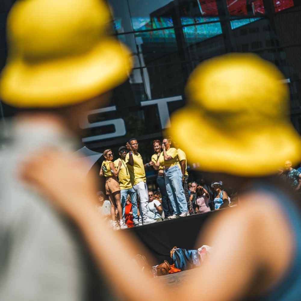 NS-medewerker deelt tasjes uit op een evenement